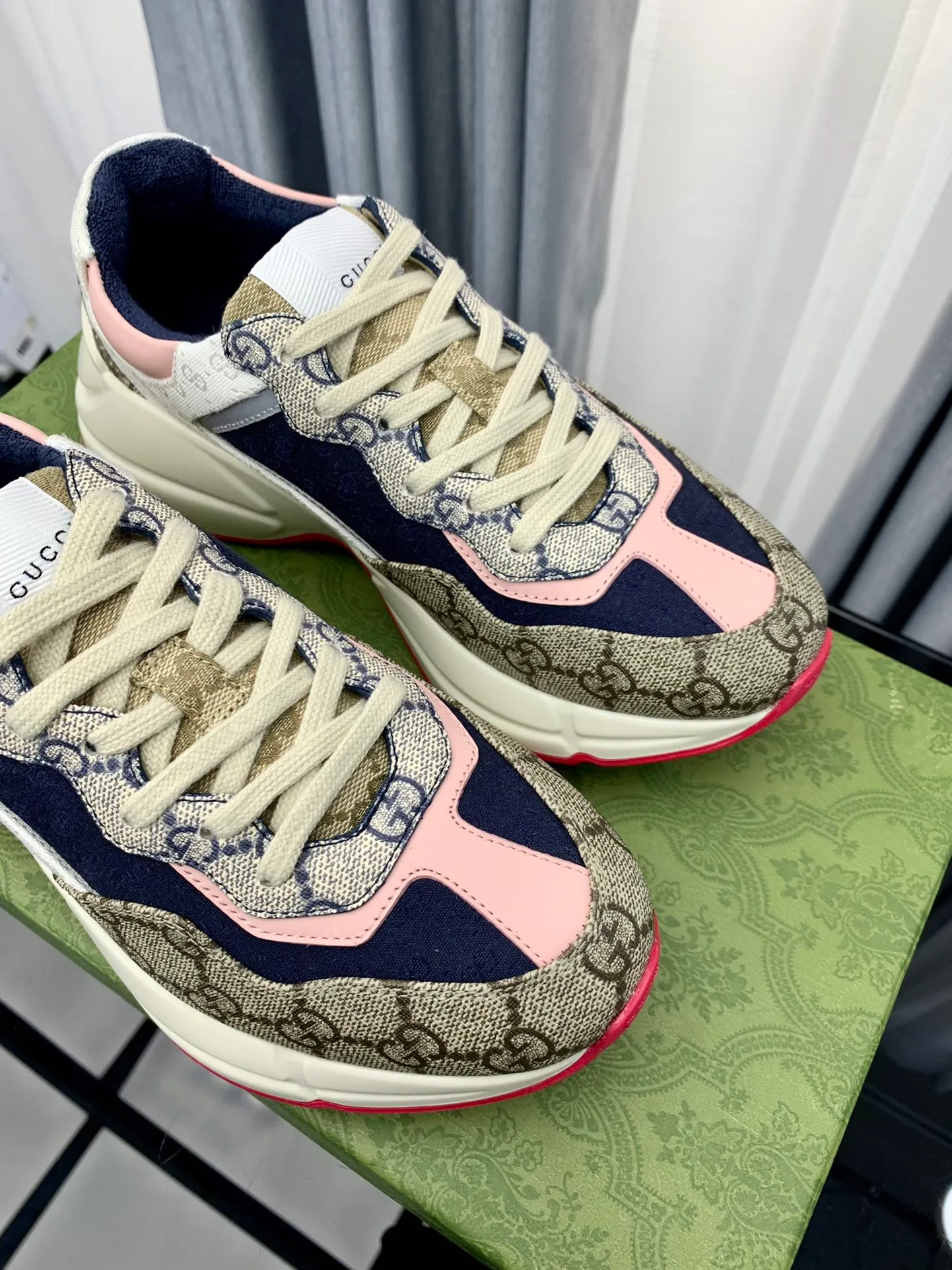 👟👟Ex-factory price 480👟👟 Gucci dad shoes for couples, distressed leather horn-shaped retro jogging shoes. The Balenciaga grandpa trend has subsided, ushering in GUCCI dad shoes, the trend leader in the fashion industry. The original shoes are molded and the original last is made by the Italian handmade foundry! [Gucci original dad shoes] Original surface: imported calfskin! Lining: Grade A hybrid lambskin! Outsole: The highest restoration sole. TPU material plus wear-resistant foam (anti-wear cushioning) ivory leather has been processed with an old-fashioned effect. The sole is 5cm high! The comfort level is excellent, killing all high-end versions on the market! Original logo outsole! 👣Size: Women’s size 35-40. Men's size 38-45. Women's heel with 🈚️logo! Men's heel with 🈶️logo!